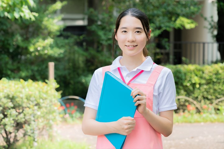 《船橋市》週払いOK・特別養護老人ホームでの介護スタッフ！（Web面接OK・週休2日）