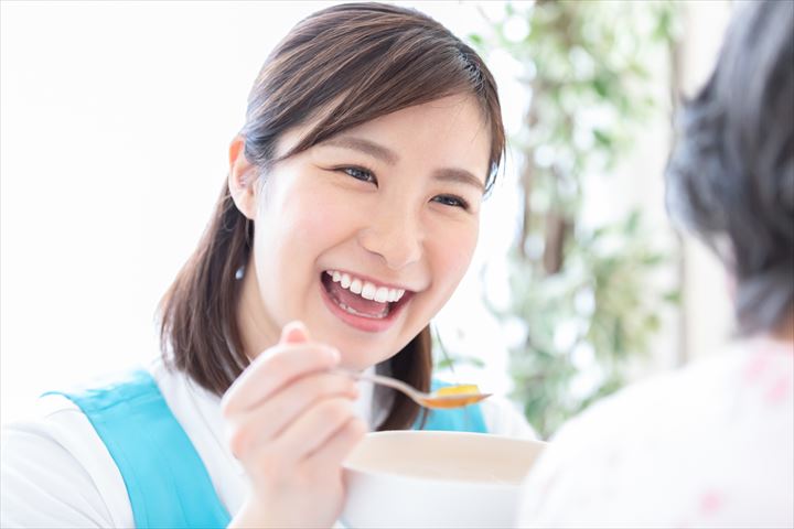 《入間市》週払いOK・介護保健施設での介護スタッフ！（高時給・資格を活かす）