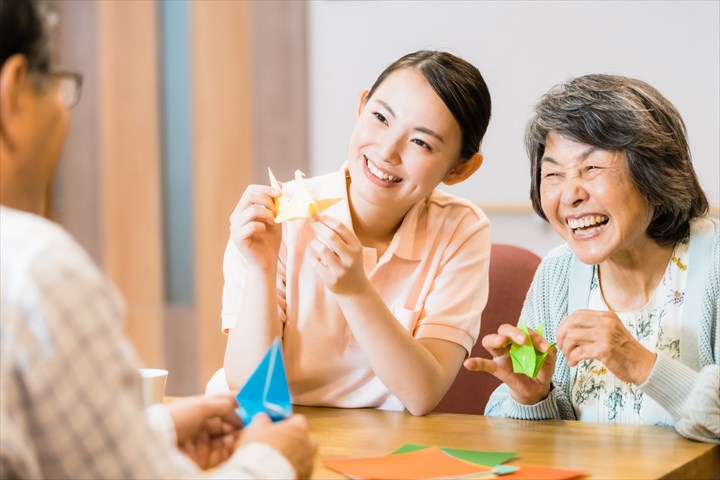 《船橋市》週払いOK・特別養護老人ホームでの介護スタッフ！（Web面接OK・週休2日）