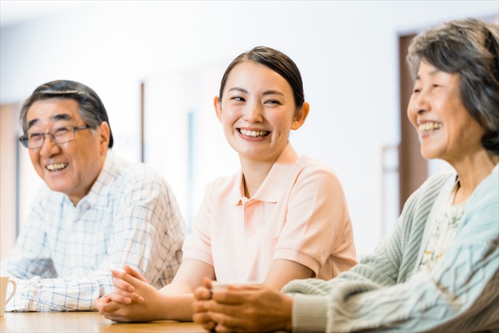 《小平市》週払いOK・ユニット型特別養護老人ホームでの介護スタッフ！（日勤・週4～）