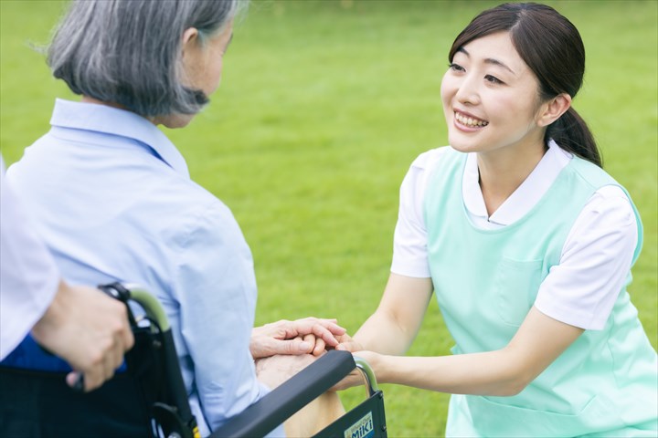 《小平市》週払いOK・ユニット型特別養護老人ホームでの介護スタッフ！（日勤・週4～）