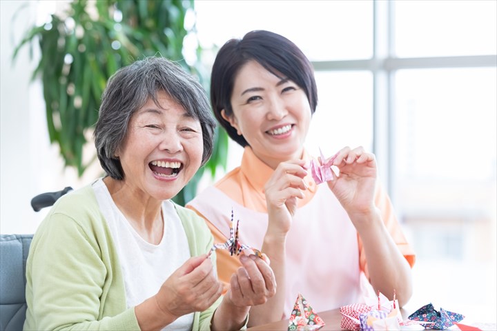 《港区》週払いOK・特別養護老人ホームでの介護スタッフ！（週休2日・日勤）