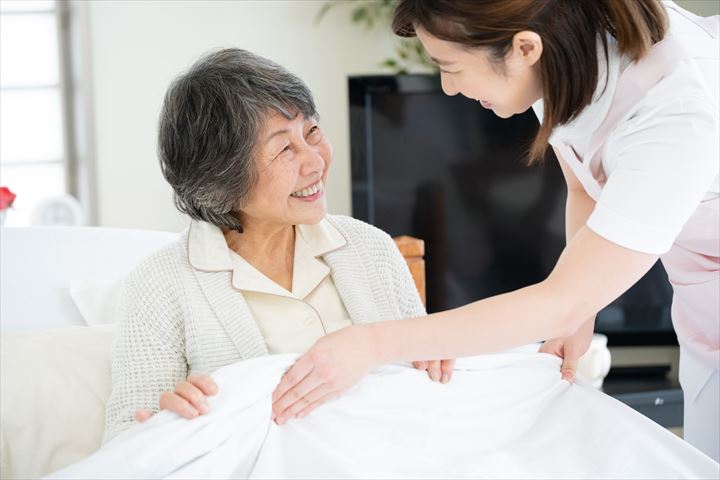 《調布市》週払いOK・従来型特別養護老人ホームでの介護スタッフ！（Web面接OK・週休2日）