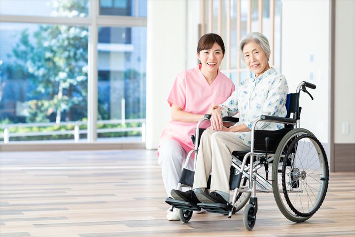 《横浜市港北区》週払いOK・老人ホームでの介護スタッフ！（土日休み・高時給）