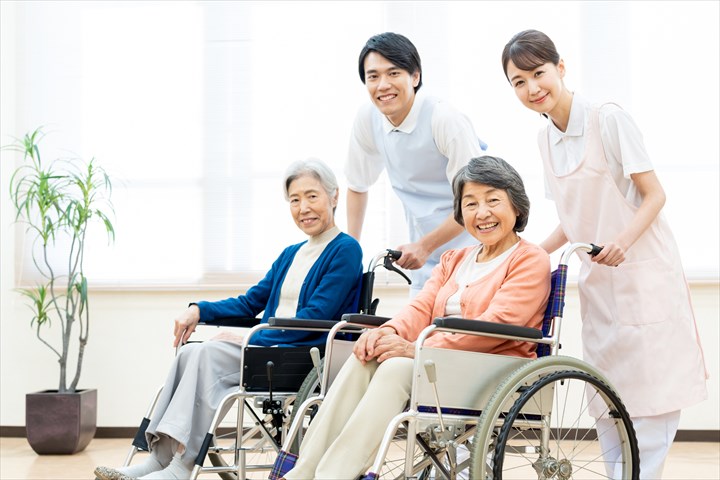 《さいたま市西区》週払いOK・特別養護老人ホームでの介護スタッフ！（週休2日・日勤）