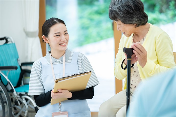 《川崎市高津区》週払いOK・特別養護老人ホームでの介護スタッフ！（週休2日・日勤）