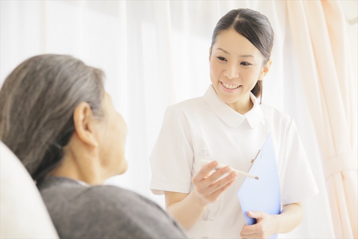 《八王子市》週払いOK・一般病棟での看護補助スタッフ！（無資格未経験OK・週休2日）