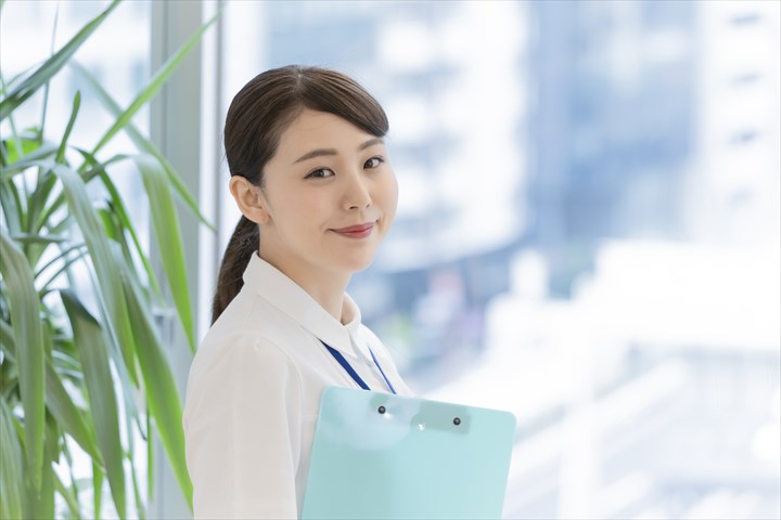 《越谷市》週払いOK・介護老人保健施設での看護スタッフ！（週休2日・短時間OK）