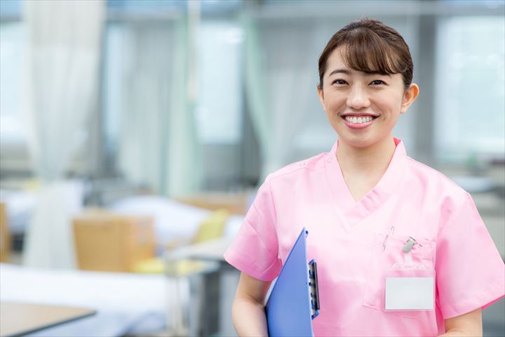 《小平市》週払いOK・介護付き老人ホームでの看護スタッフ！（週休2日・高収入）