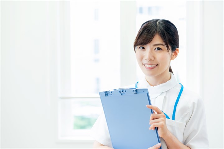 《中野区》週払いOK・老人ホームでの看護スタッフ！（週休2日・日勤）